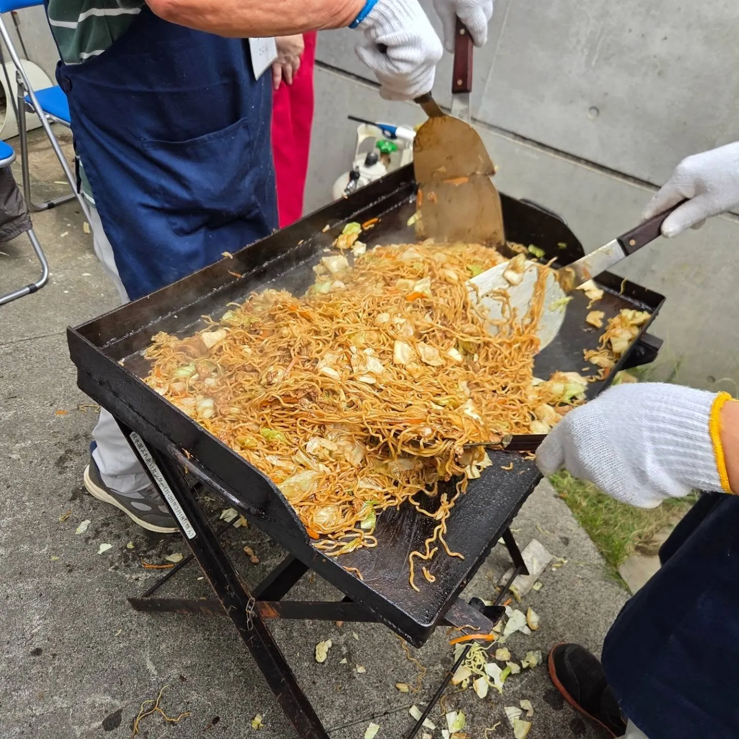 秋水園ふれあいセンター、夕涼み会で焼きそばづくりをお手伝いし...